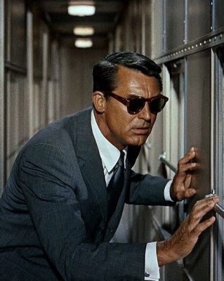 ¡North by Northwest!, un thriller lleno de intriga y espionaje en el que Cary Grant brilla con su carisma!